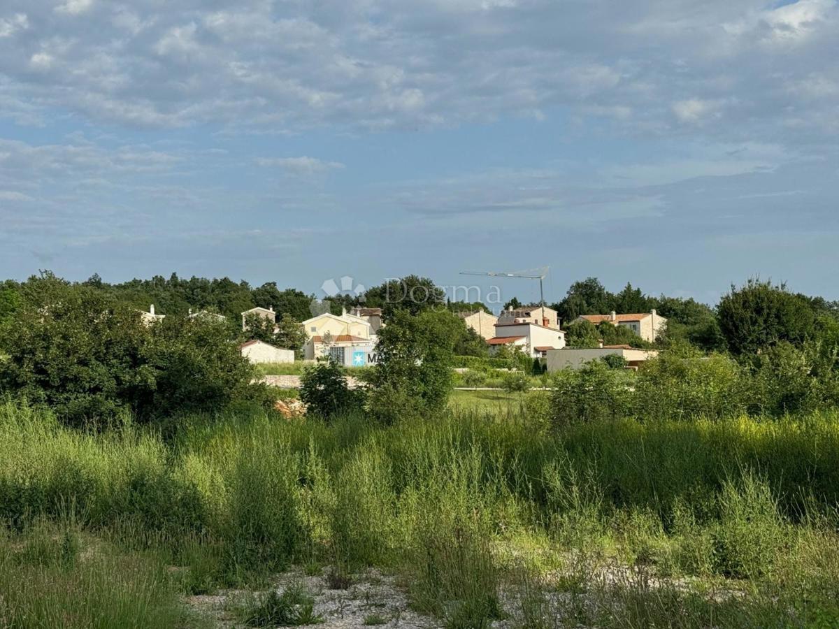 Gradbeno zemljišče 554 m² s projektom za moderno vilo z bazenom