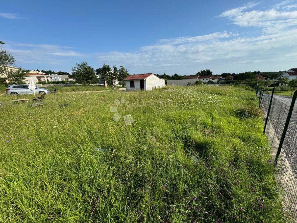 Gradbeno zemljišče 554 m² s projektom za moderno vilo z bazenom