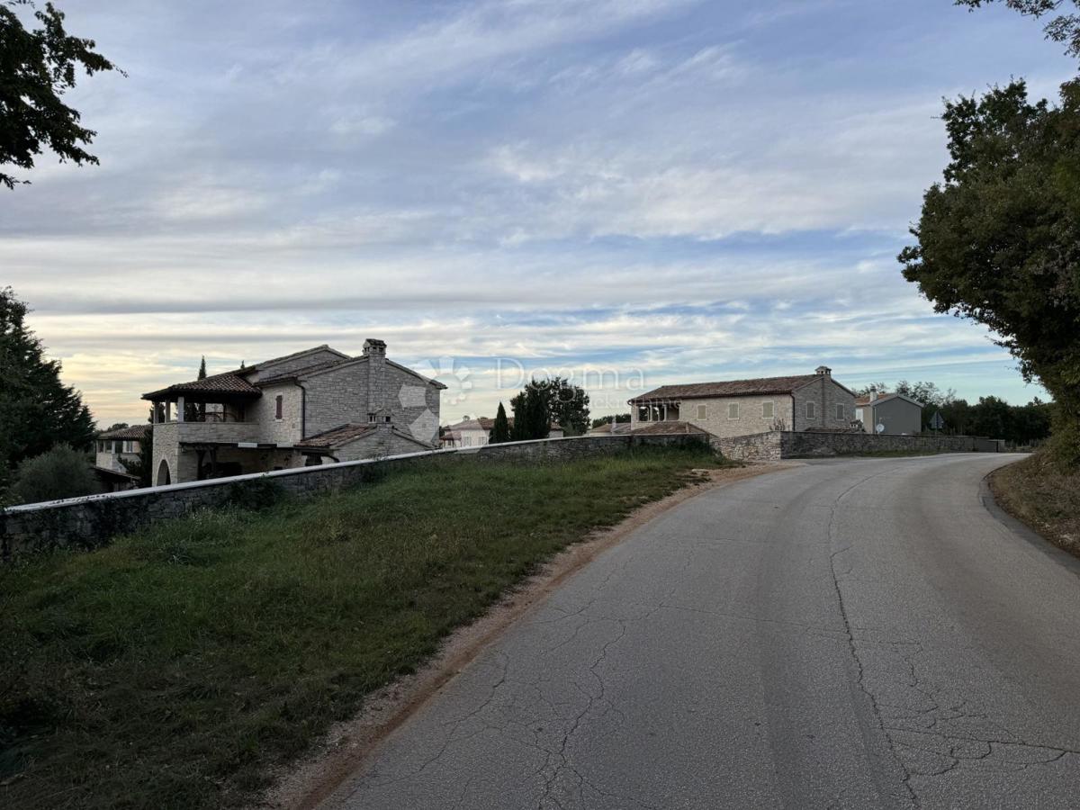 Gradbeno zemljišče 554 m² s projektom za moderno vilo z bazenom