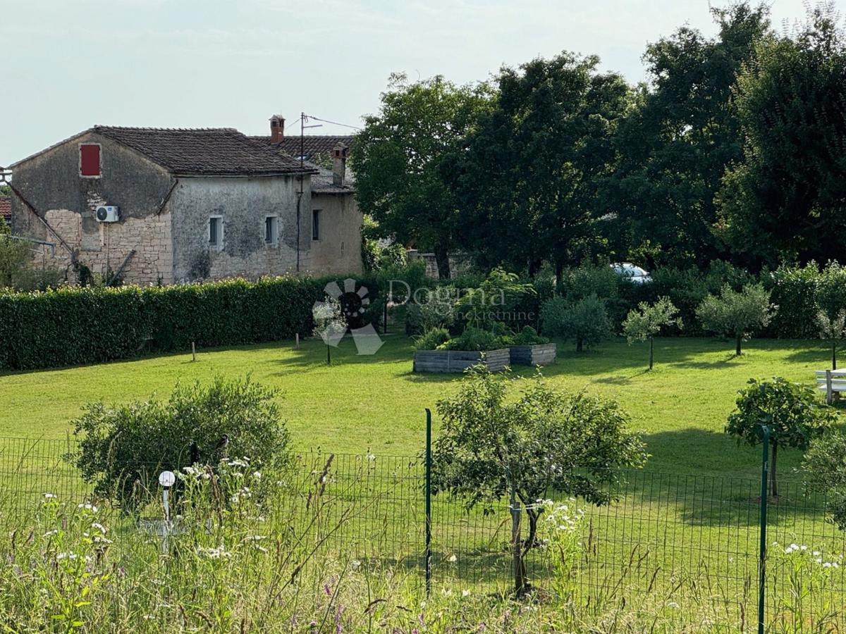 Gradbeno zemljišče 554 m² s projektom za moderno vilo z bazenom