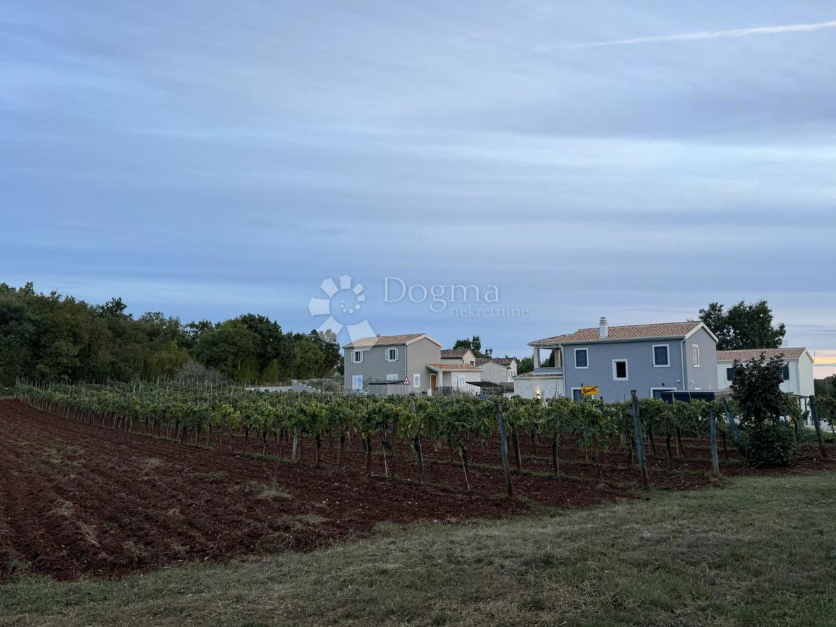 Gradbeno zemljišče 554 m² s projektom za moderno vilo z bazenom