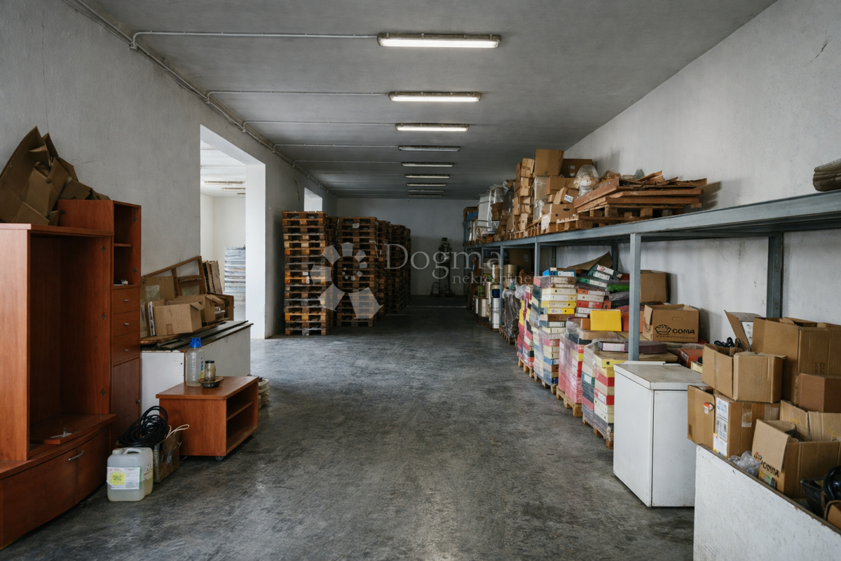 Industrijska hala 340m2 + veliko zemljišče v Pazinu. Idealno za skladiščenje in proizvodnjo.