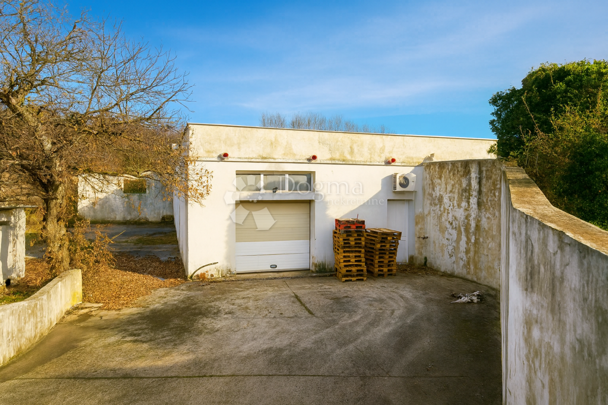 Industrijska hala 340m2 + veliko zemljišče v Pazinu. Idealno za skladiščenje in proizvodnjo.