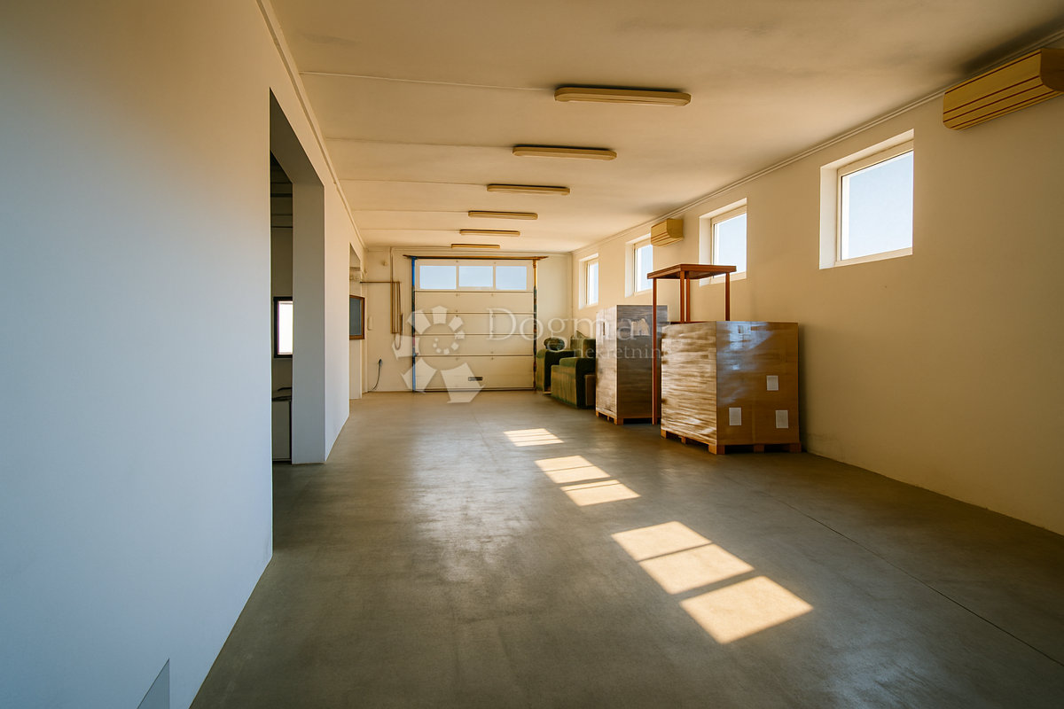 Industrijska hala 340m2 + veliko zemljišče v Pazinu. Idealno za skladiščenje in proizvodnjo.