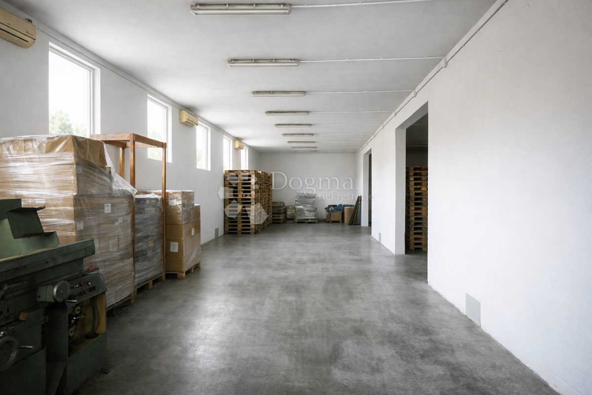 Industrijska hala 340m2 + veliko zemljišče v Pazinu. Idealno za skladiščenje in proizvodnjo.