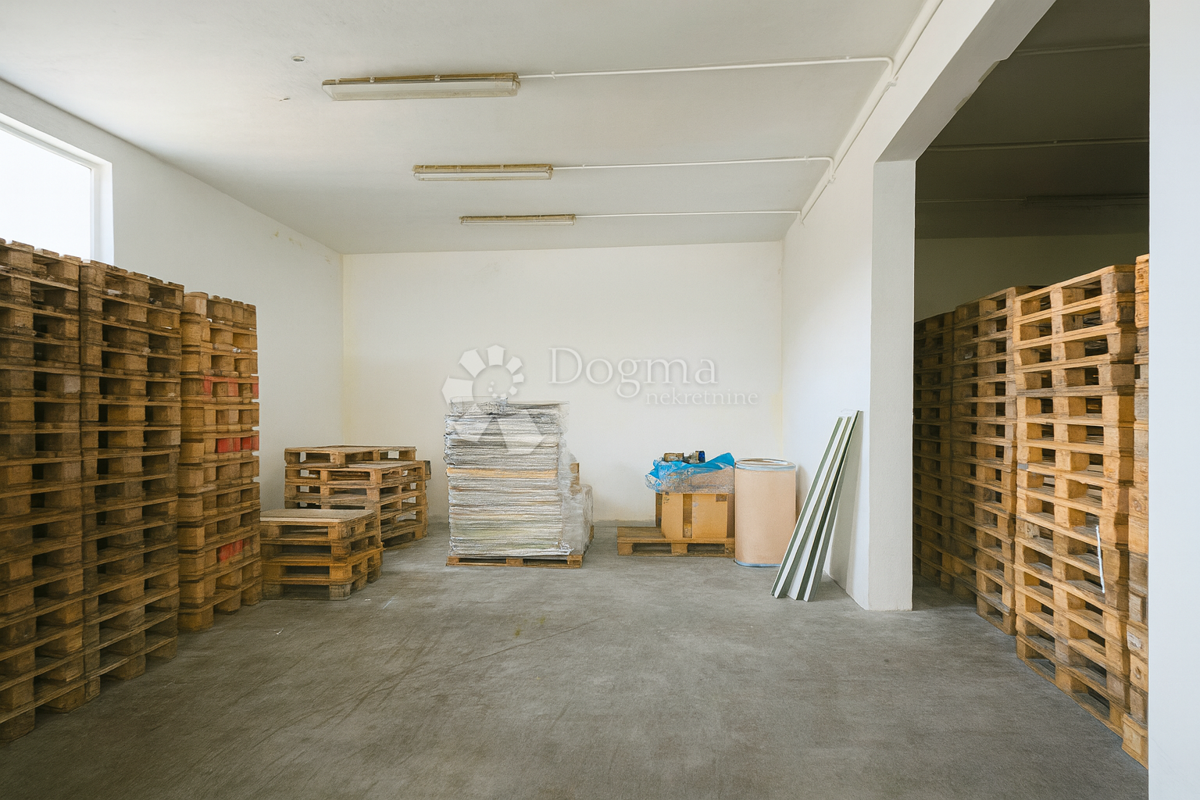 Industrijska hala 340m2 + veliko zemljišče v Pazinu. Idealno za skladiščenje in proizvodnjo.