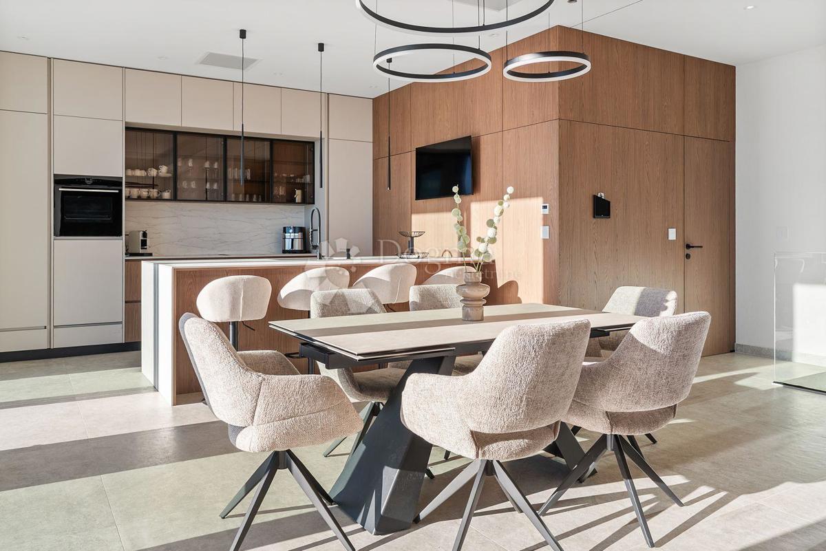 Hiša Jesenice, Dugi Rat, 355m2