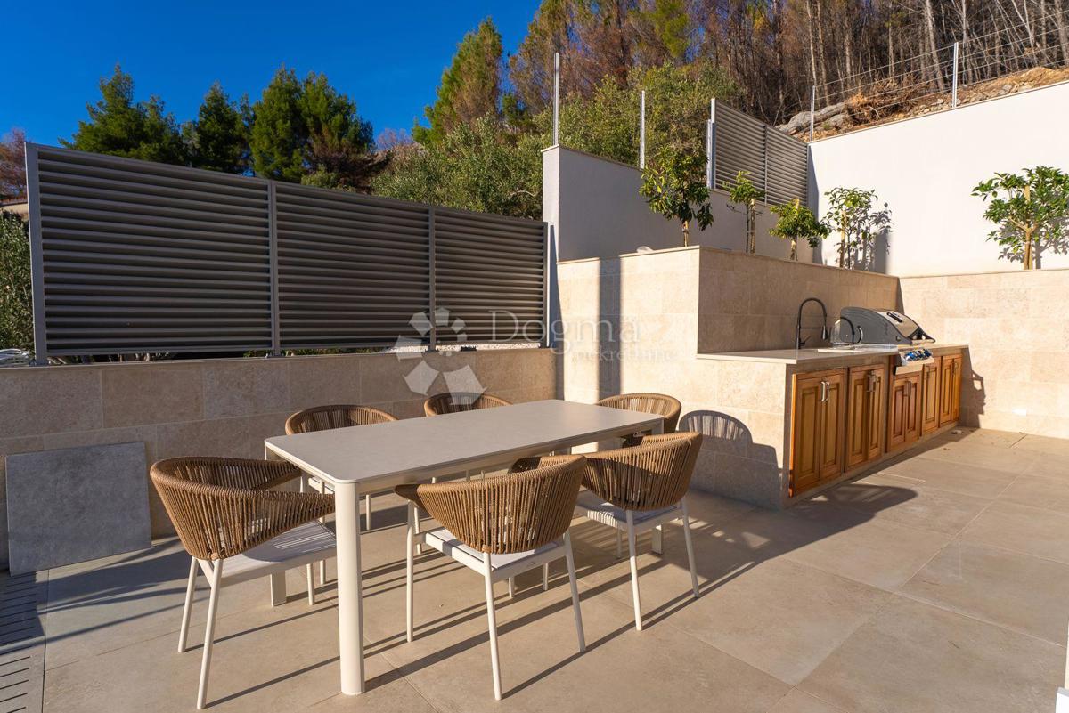 Hiša Jesenice, Dugi Rat, 355m2