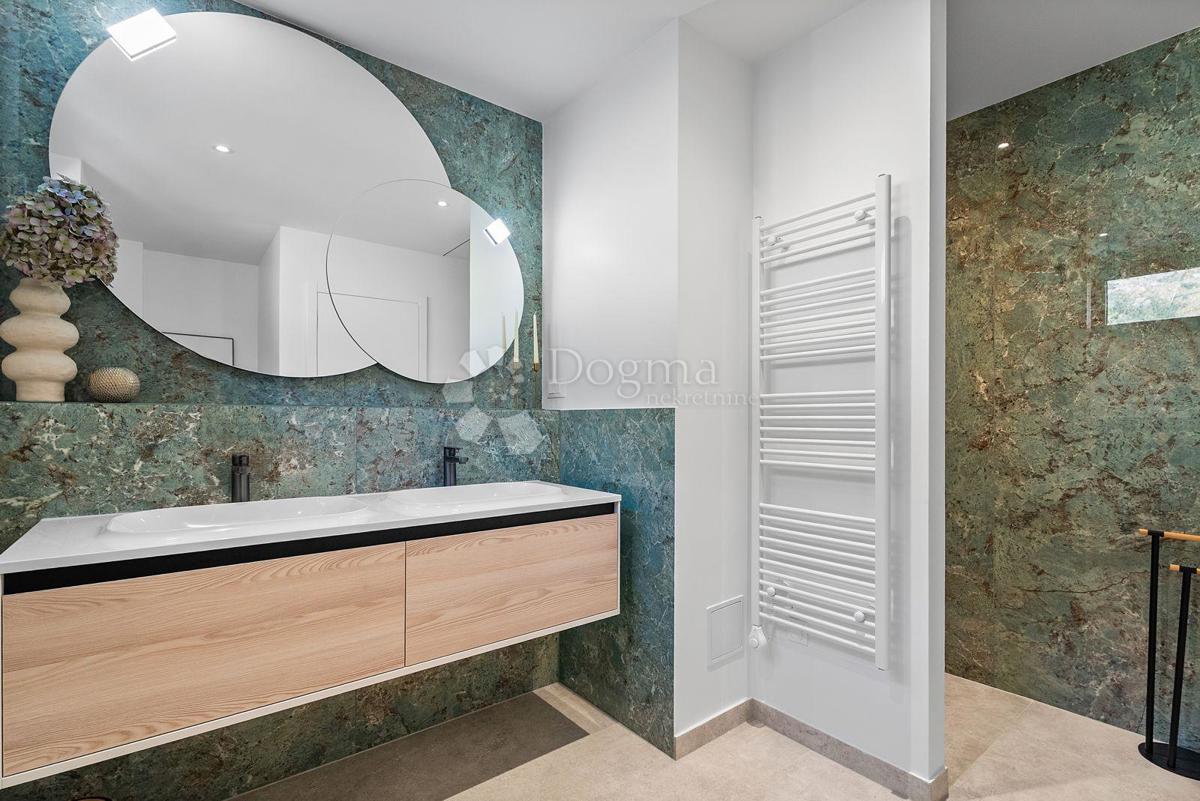 Hiša Jesenice, Dugi Rat, 355m2