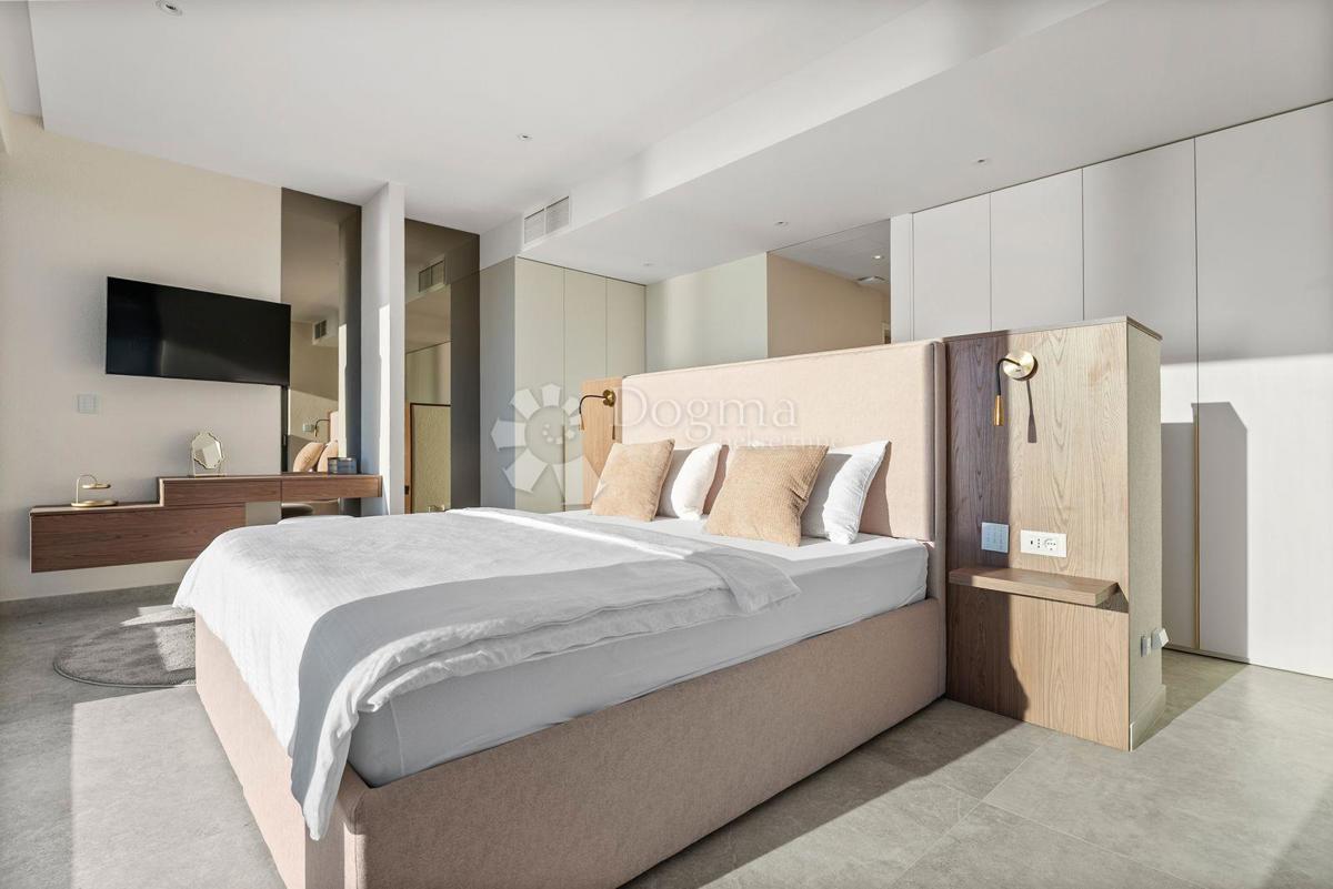 Hiša Jesenice, Dugi Rat, 355m2