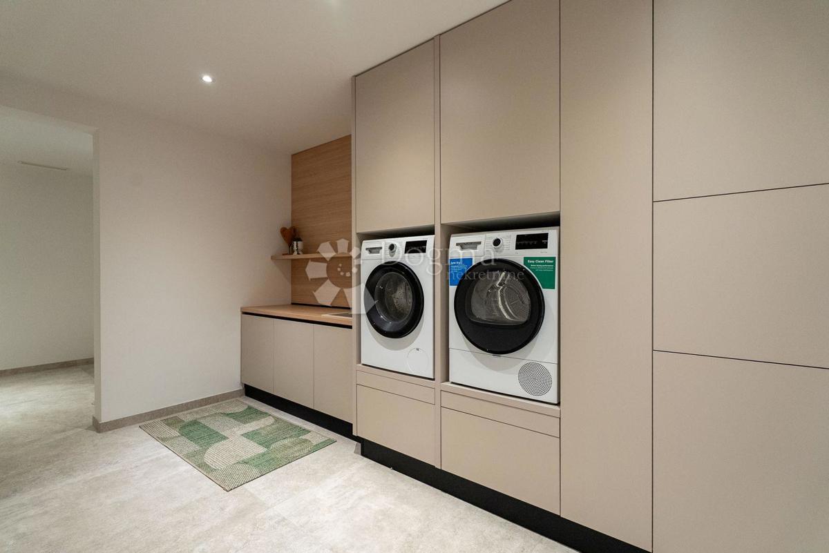 Hiša Jesenice, Dugi Rat, 355m2