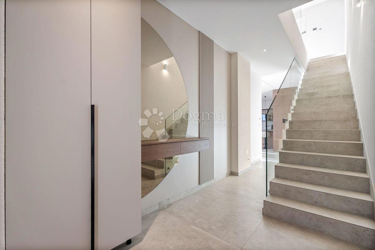 Hiša Jesenice, Dugi Rat, 355m2