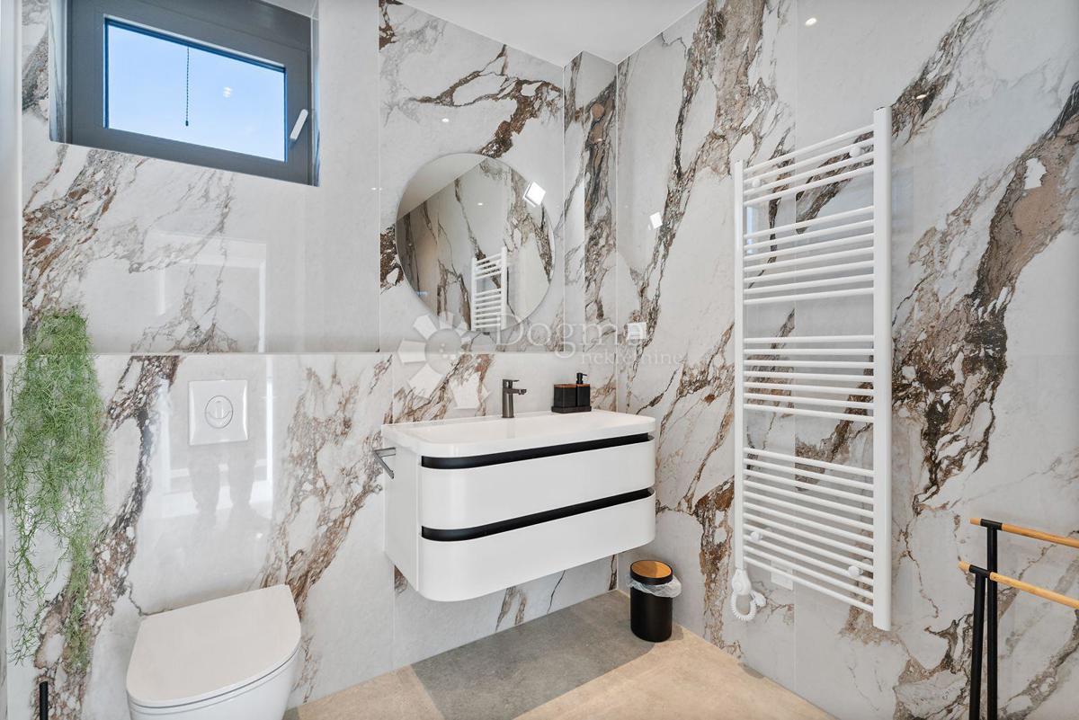 Hiša Jesenice, Dugi Rat, 355m2