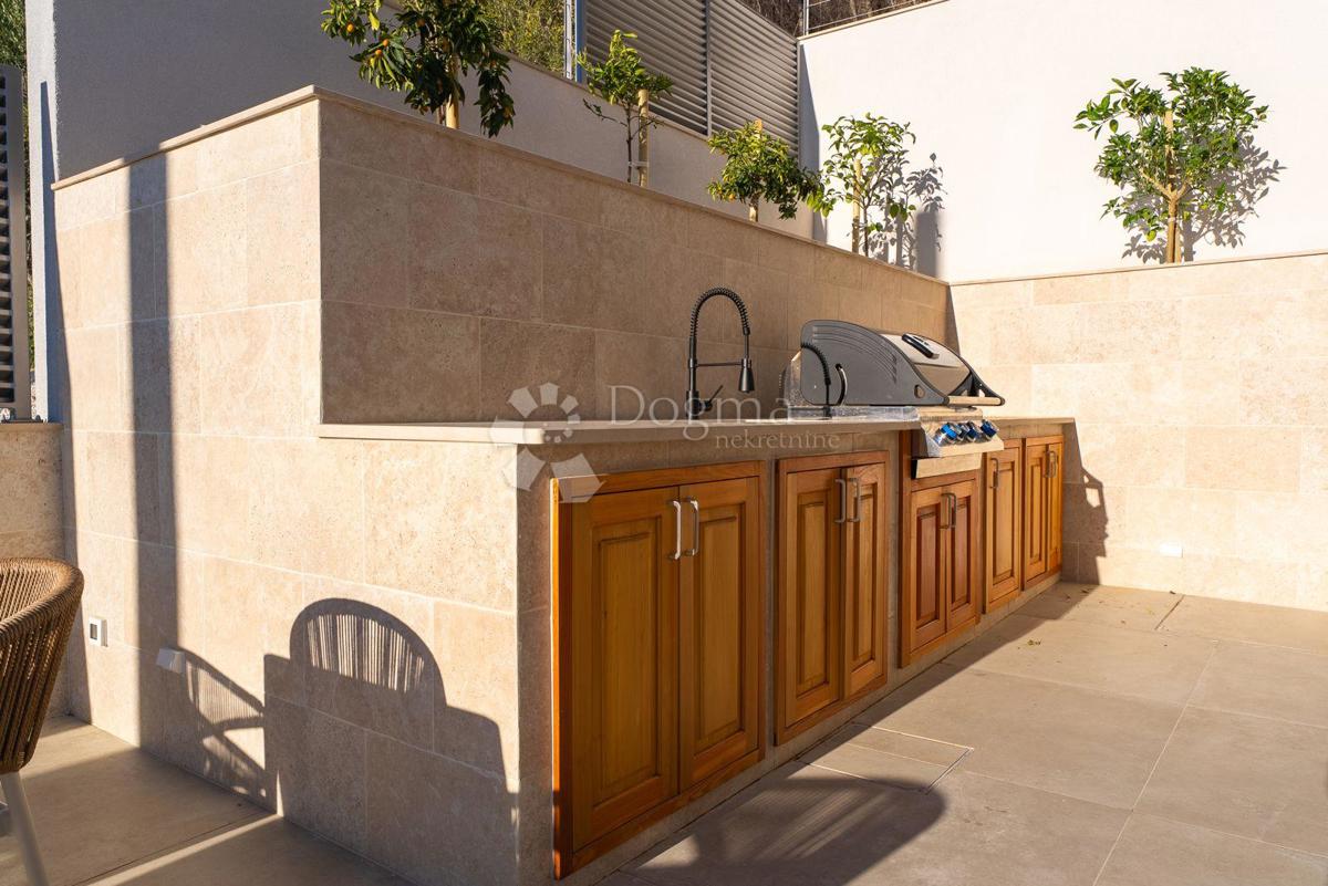 Hiša Jesenice, Dugi Rat, 355m2