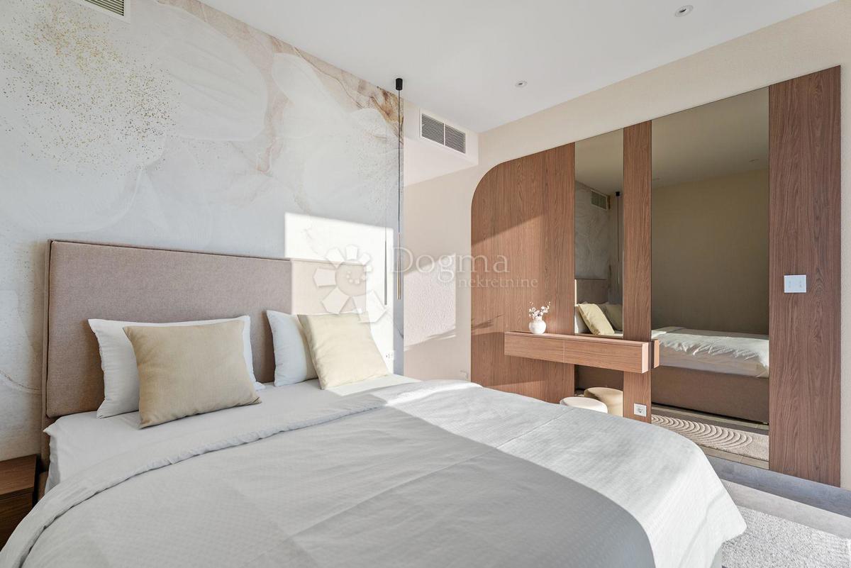 Hiša Jesenice, Dugi Rat, 355m2