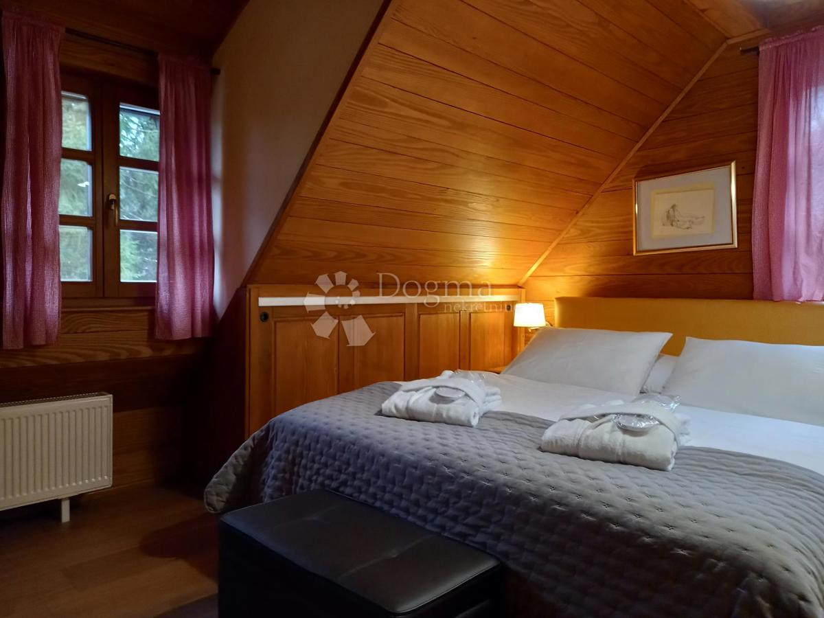 Avtentična lesena hiša z velikim posestvom in wellness ponudbo