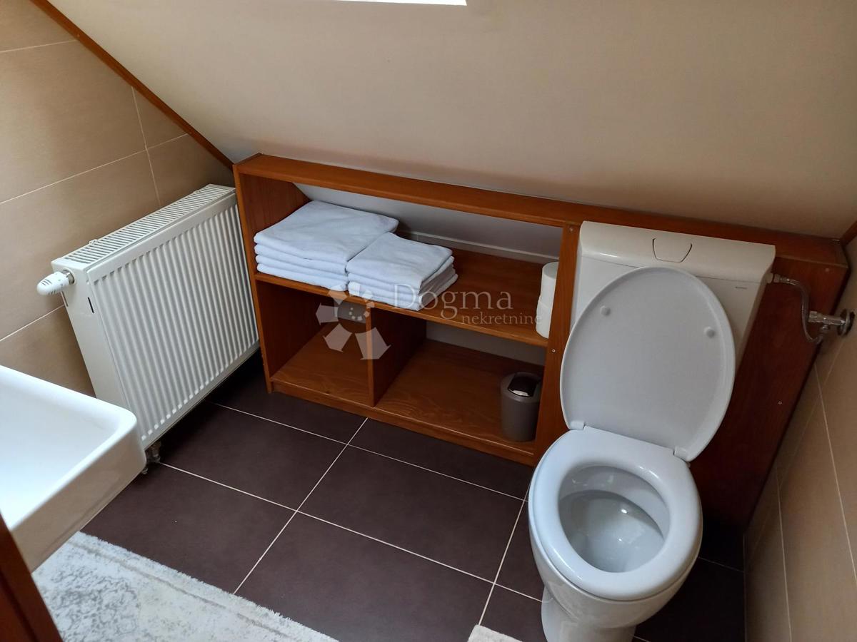 Avtentična lesena hiša z velikim posestvom in wellness ponudbo