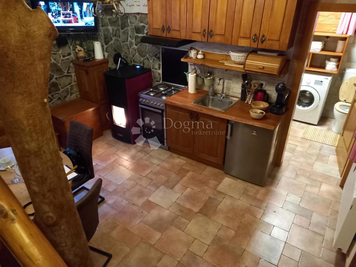 Avtentična lesena hiša z velikim posestvom in wellness ponudbo