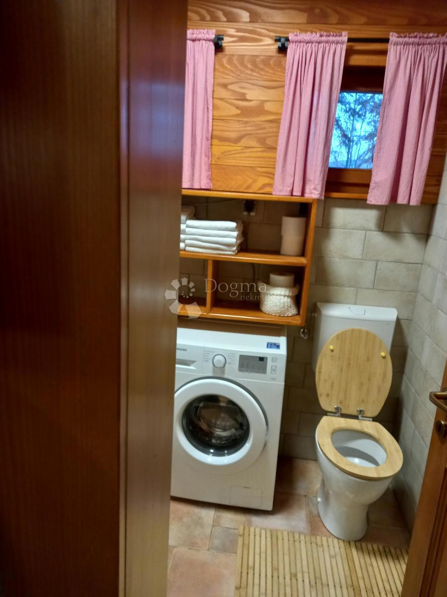 Avtentična lesena hiša z velikim posestvom in wellness ponudbo