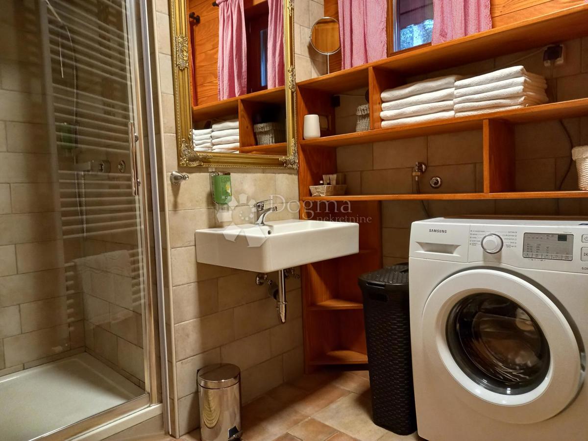 Avtentična lesena hiša z velikim posestvom in wellness ponudbo