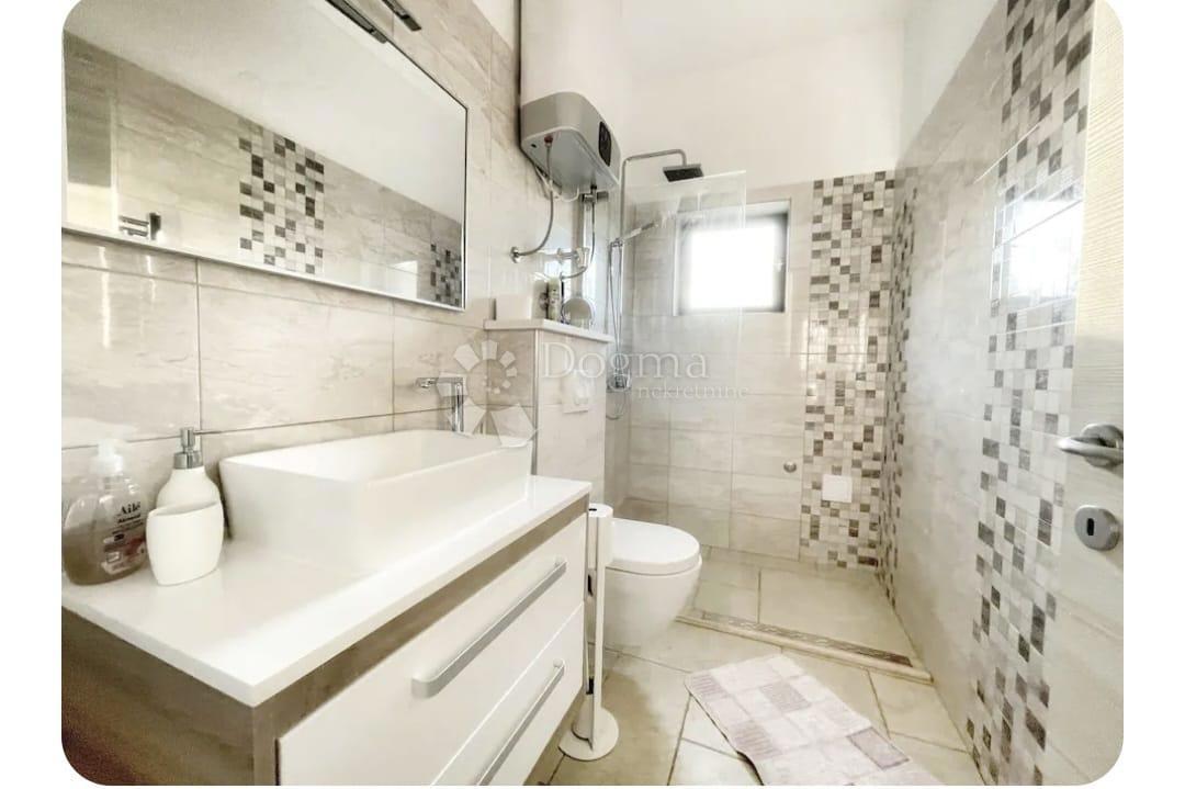 Hiša Kaštel Lukšić, Kaštela, 68m2