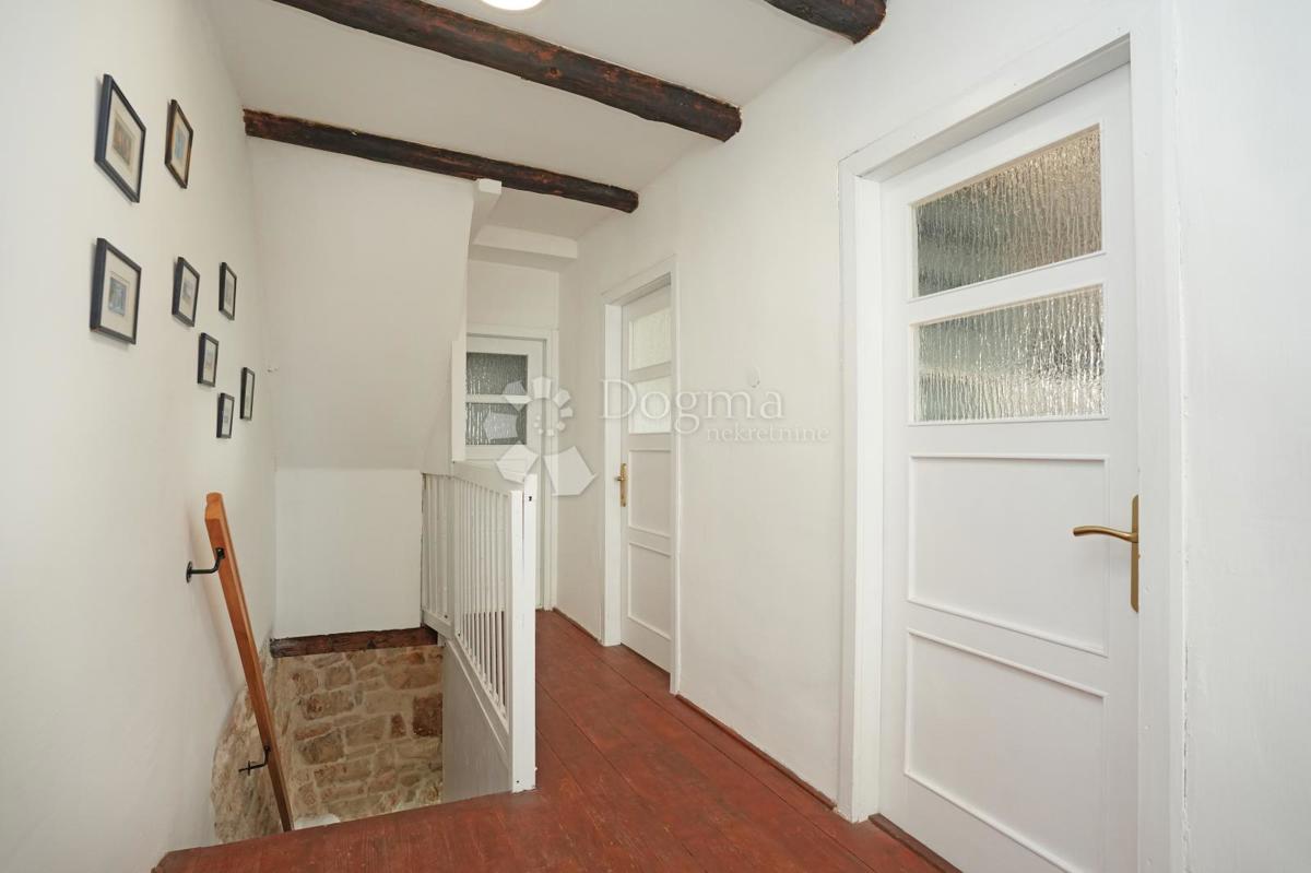 Družinska hiša v naravi