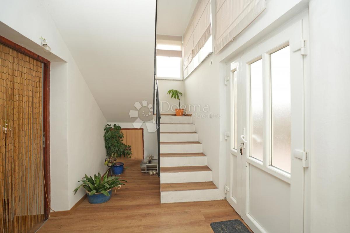 Družinska hiša v naravi