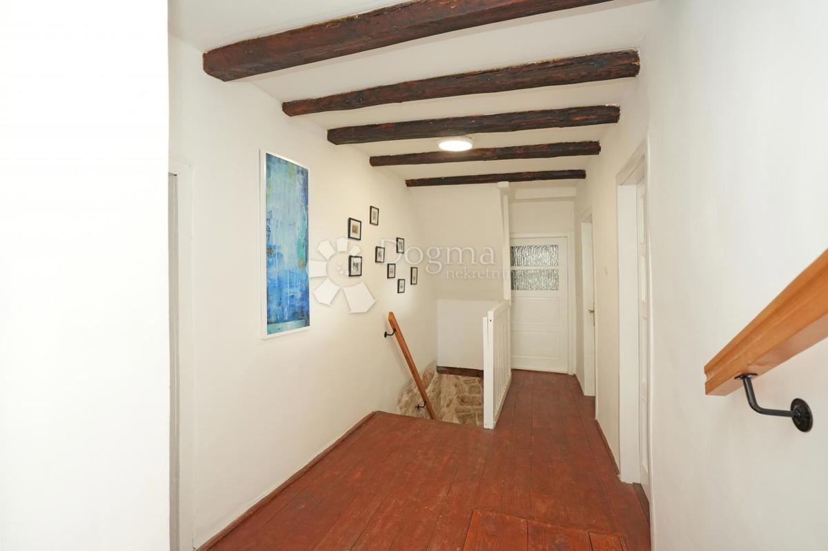 Družinska hiša v naravi