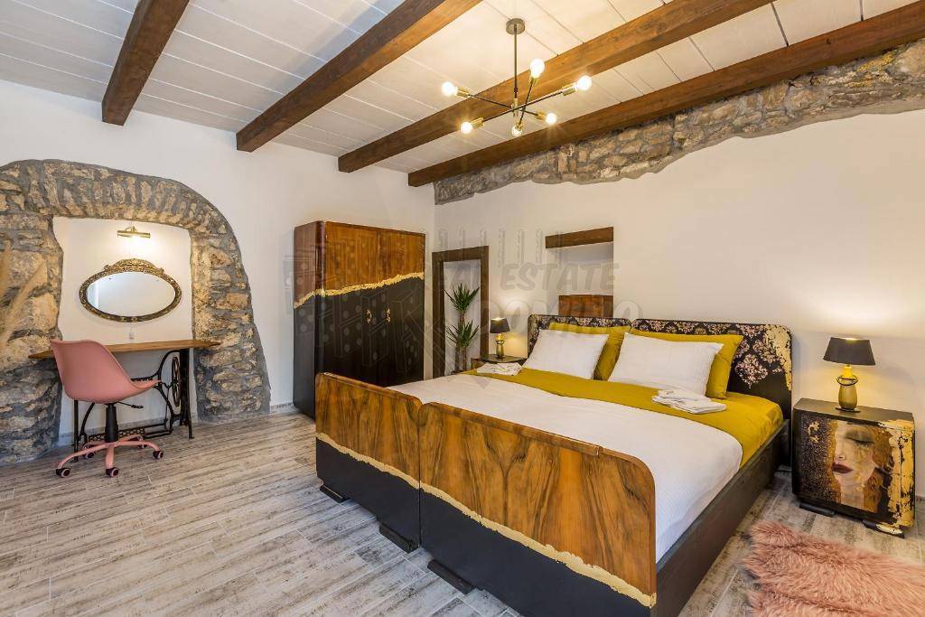 Čudovita obnovljena starina s strešno teraso!