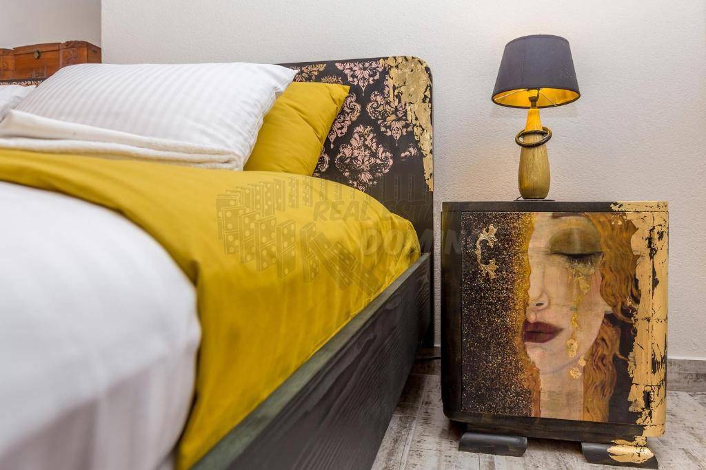 Čudovita obnovljena starina s strešno teraso!