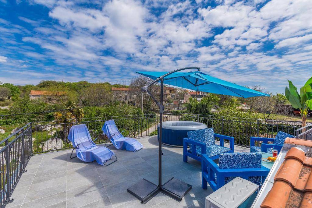 Čudovita obnovljena starina s strešno teraso!