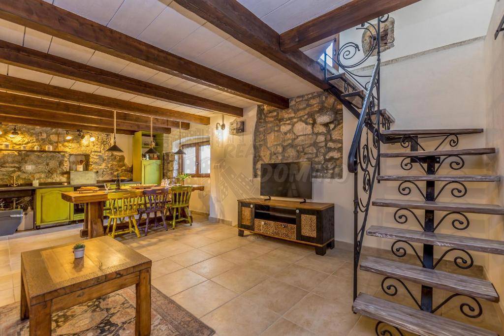 Čudovita obnovljena starina s strešno teraso!