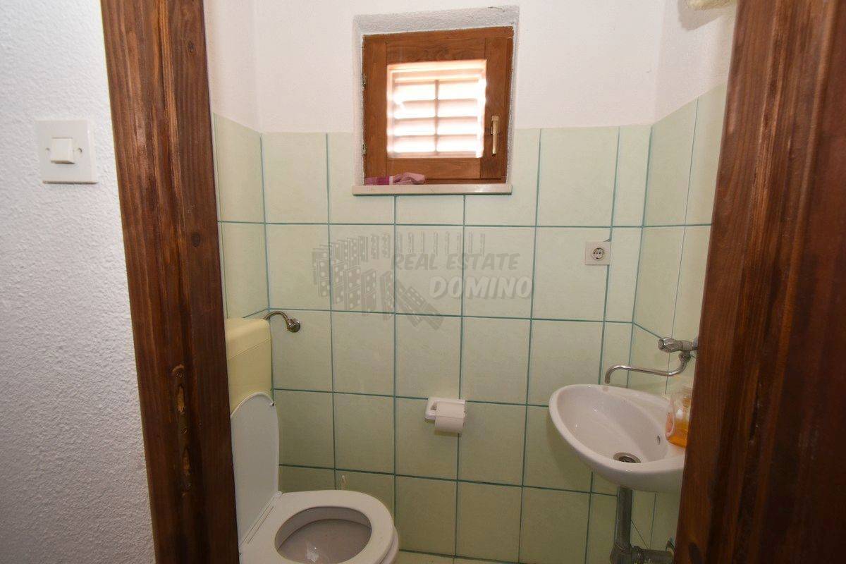 Velik potencial! Hiša v bližini Malinske!