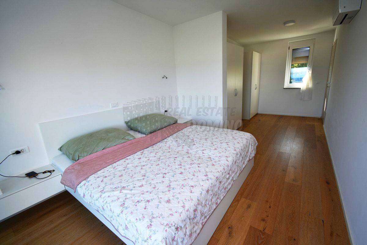 Luksuzni penthouse z bazenom na strehi in odprtim pogledom na morje!