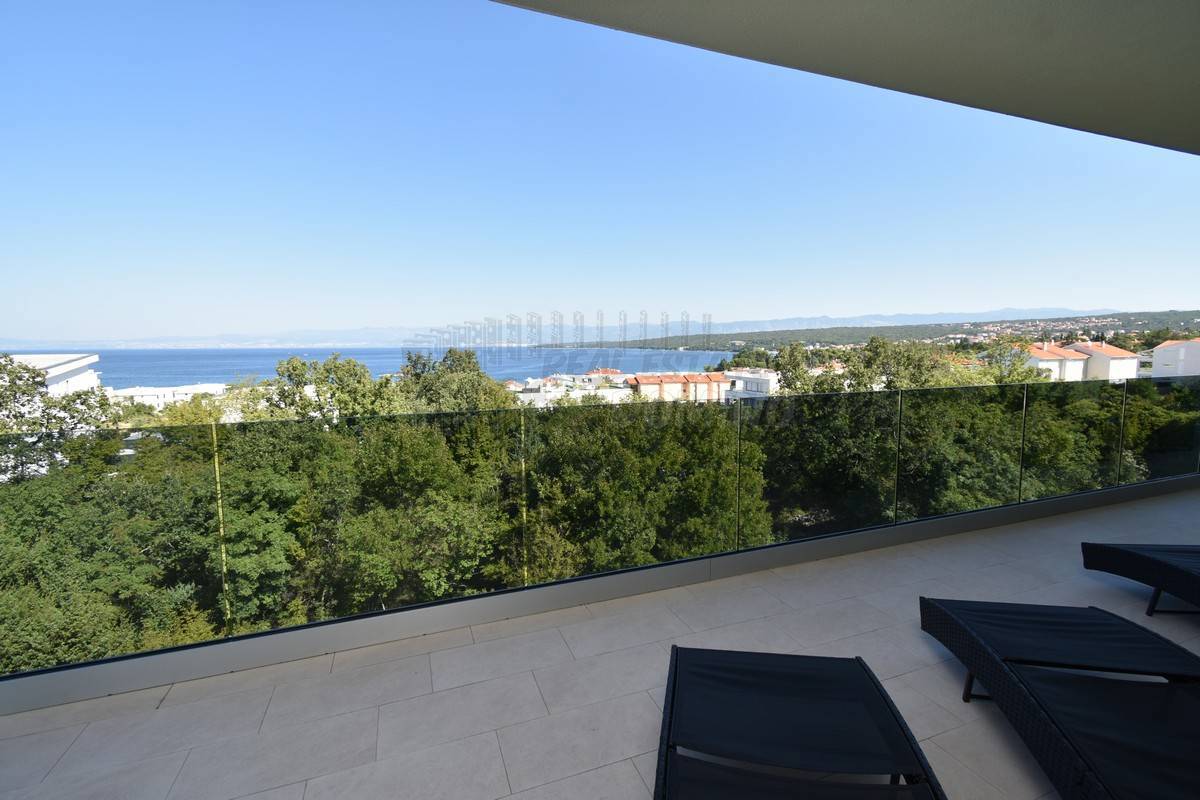 Luksuzni penthouse z bazenom na strehi in odprtim pogledom na morje!