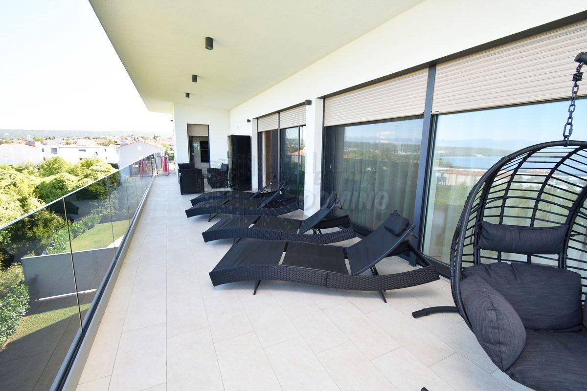 Luksuzni penthouse z bazenom na strehi in odprtim pogledom na morje!