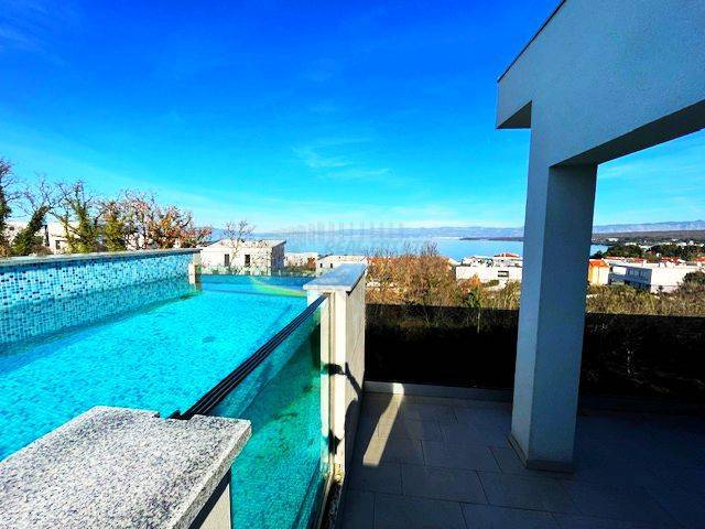 Luksuzni penthouse z bazenom na strehi in odprtim pogledom na morje!