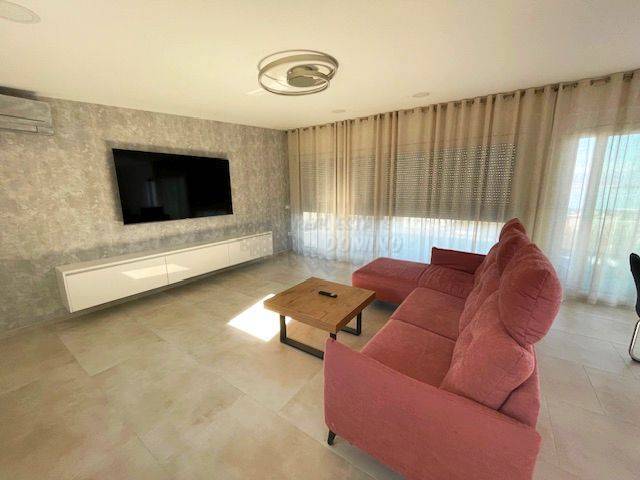 Luksuzni penthouse z bazenom na strehi in odprtim pogledom na morje!