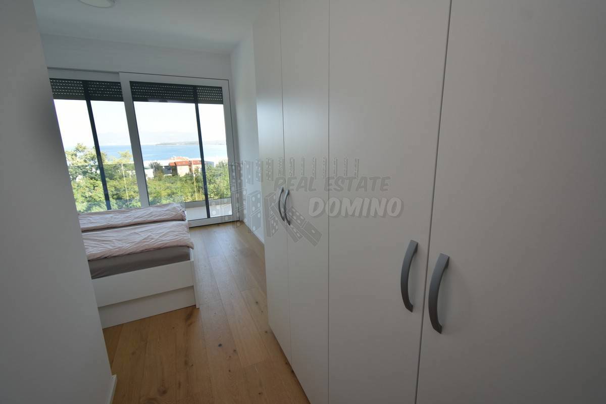 Luksuzni penthouse z bazenom na strehi in odprtim pogledom na morje!