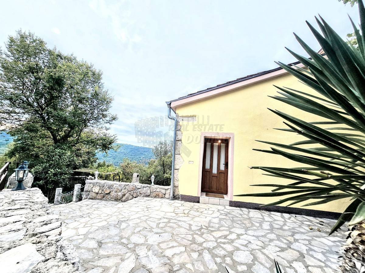 Prekrasna renovirana kuća z okućnico! Otok Krk!