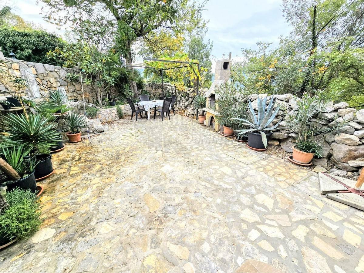 Prekrasna renovirana kuća z okućnico! Otok Krk!
