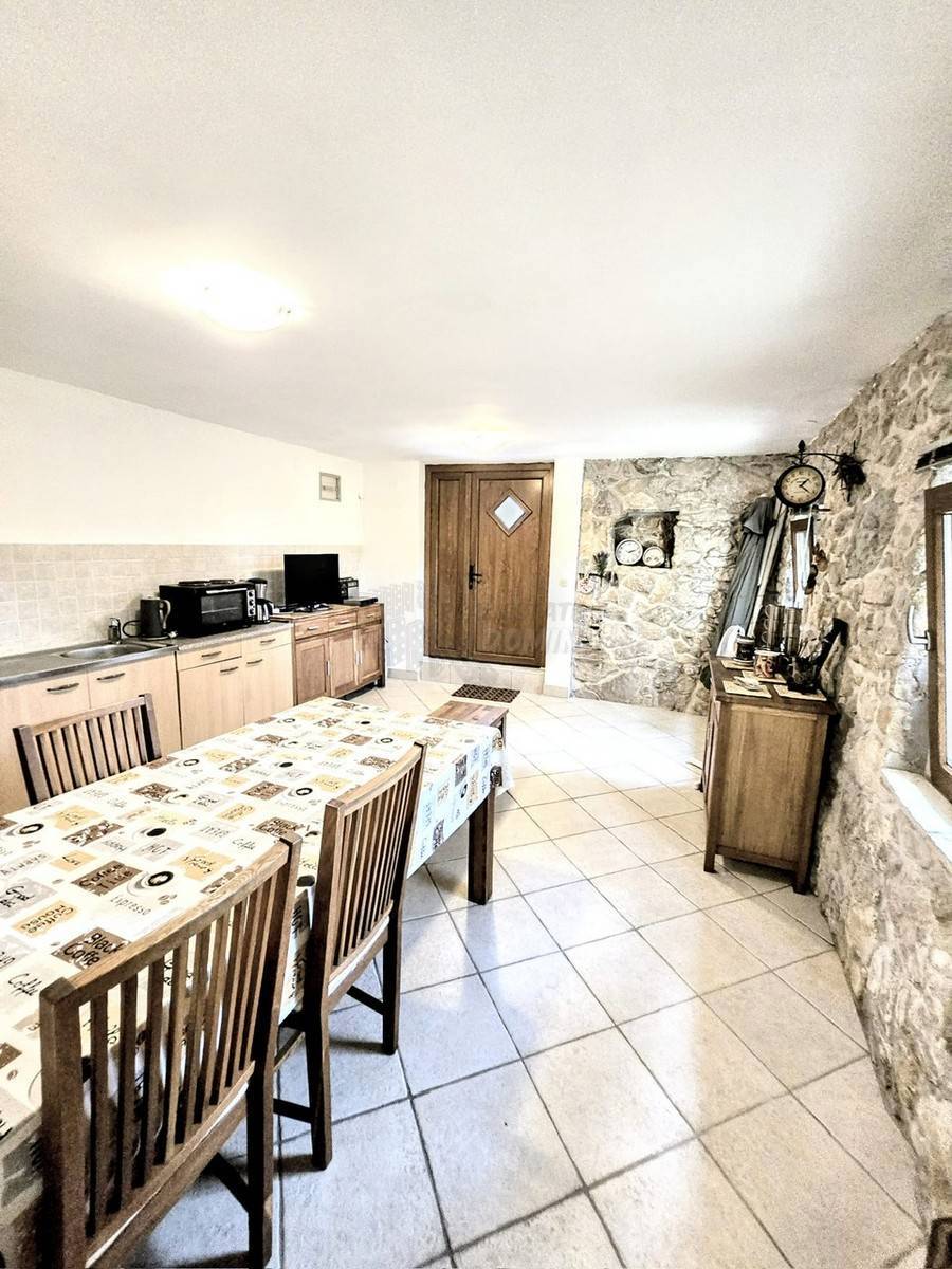 Prekrasna renovirana kuća z okućnico! Otok Krk!