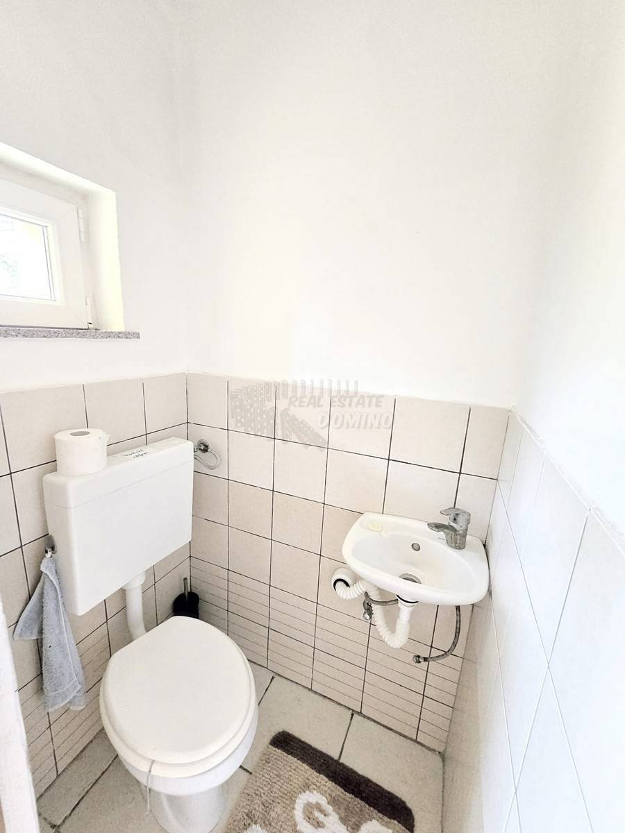 Prekrasna renovirana kuća z okućnico! Otok Krk!