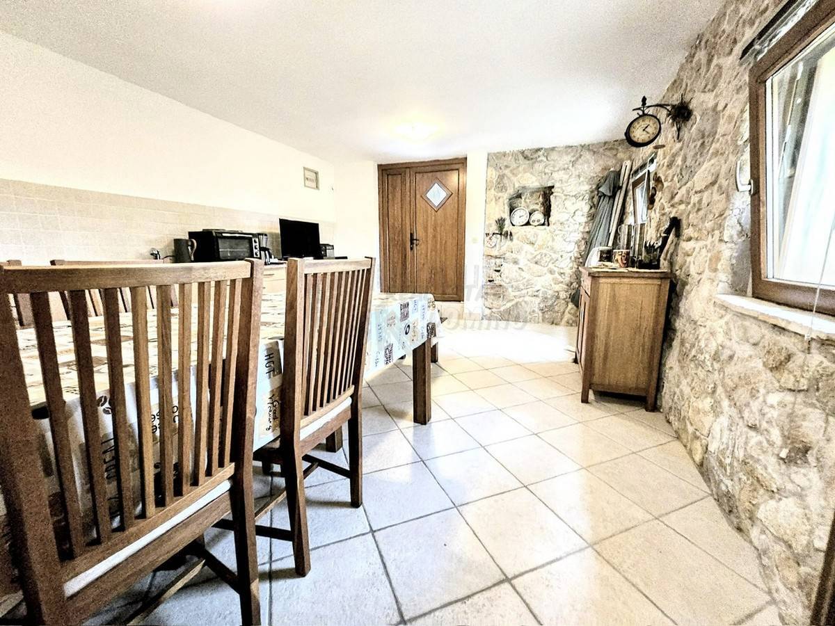 Prekrasna renovirana kuća z okućnico! Otok Krk!