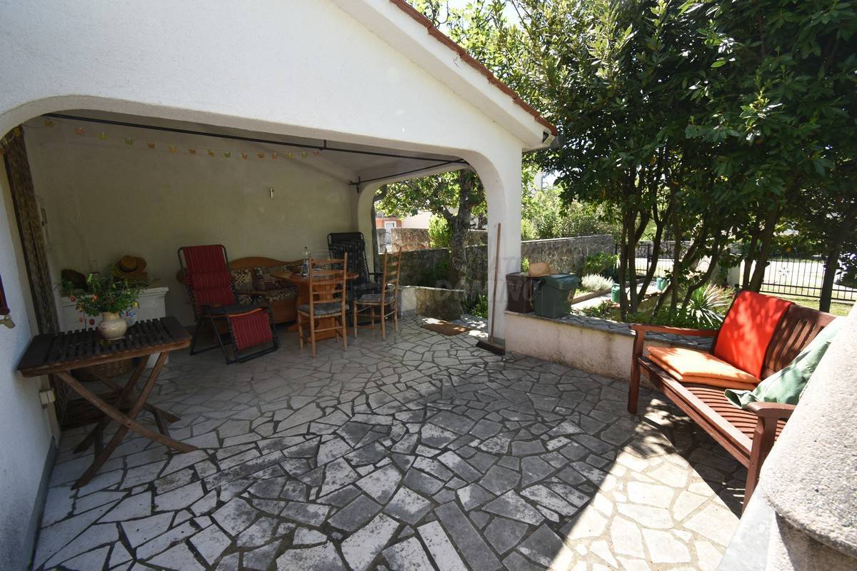 Prenovljena hiša z velikim vrtom! Otok Krk