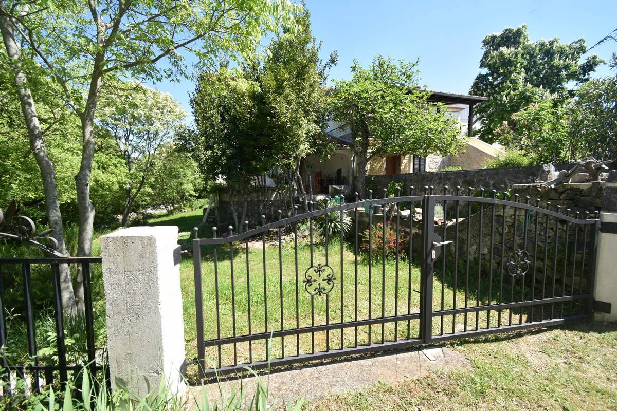 Prenovljena hiša z velikim vrtom! Otok Krk