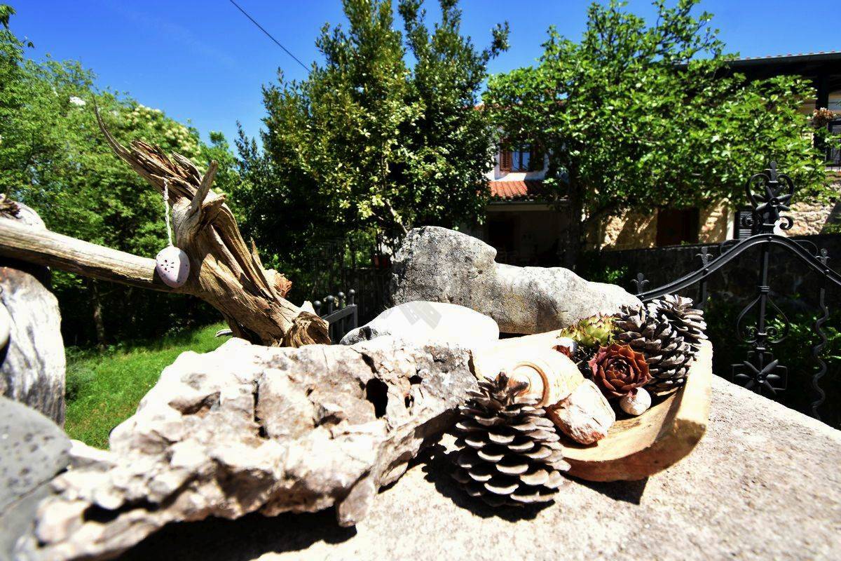 Prenovljena hiša z velikim vrtom! Otok Krk