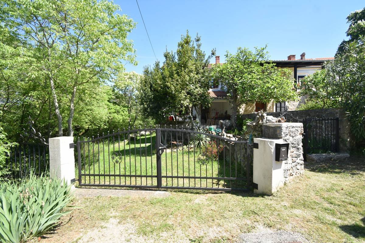 Prenovljena hiša z velikim vrtom! Otok Krk