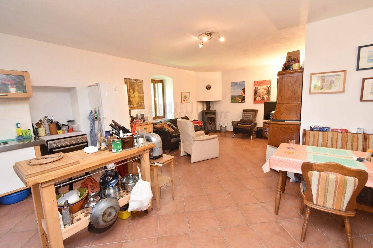 Prenovljena hiša z velikim vrtom! Otok Krk