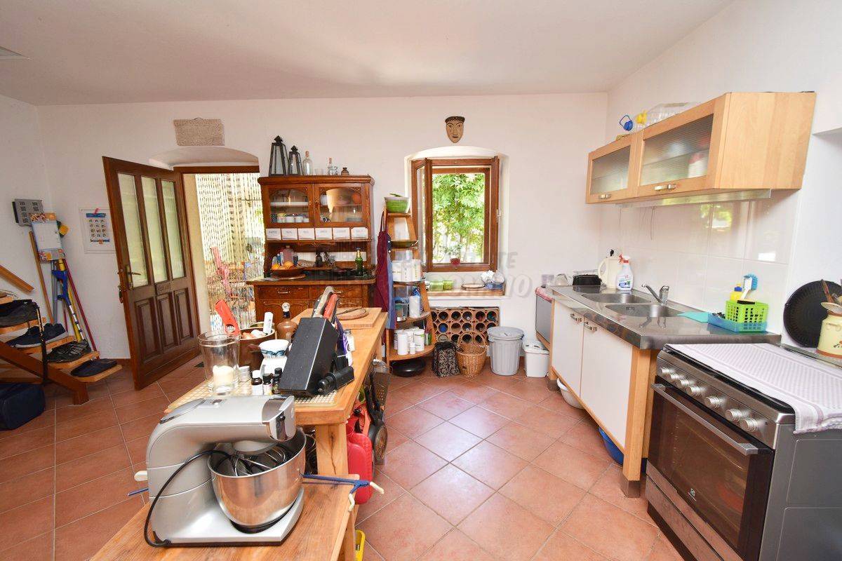 Prenovljena hiša z velikim vrtom! Otok Krk